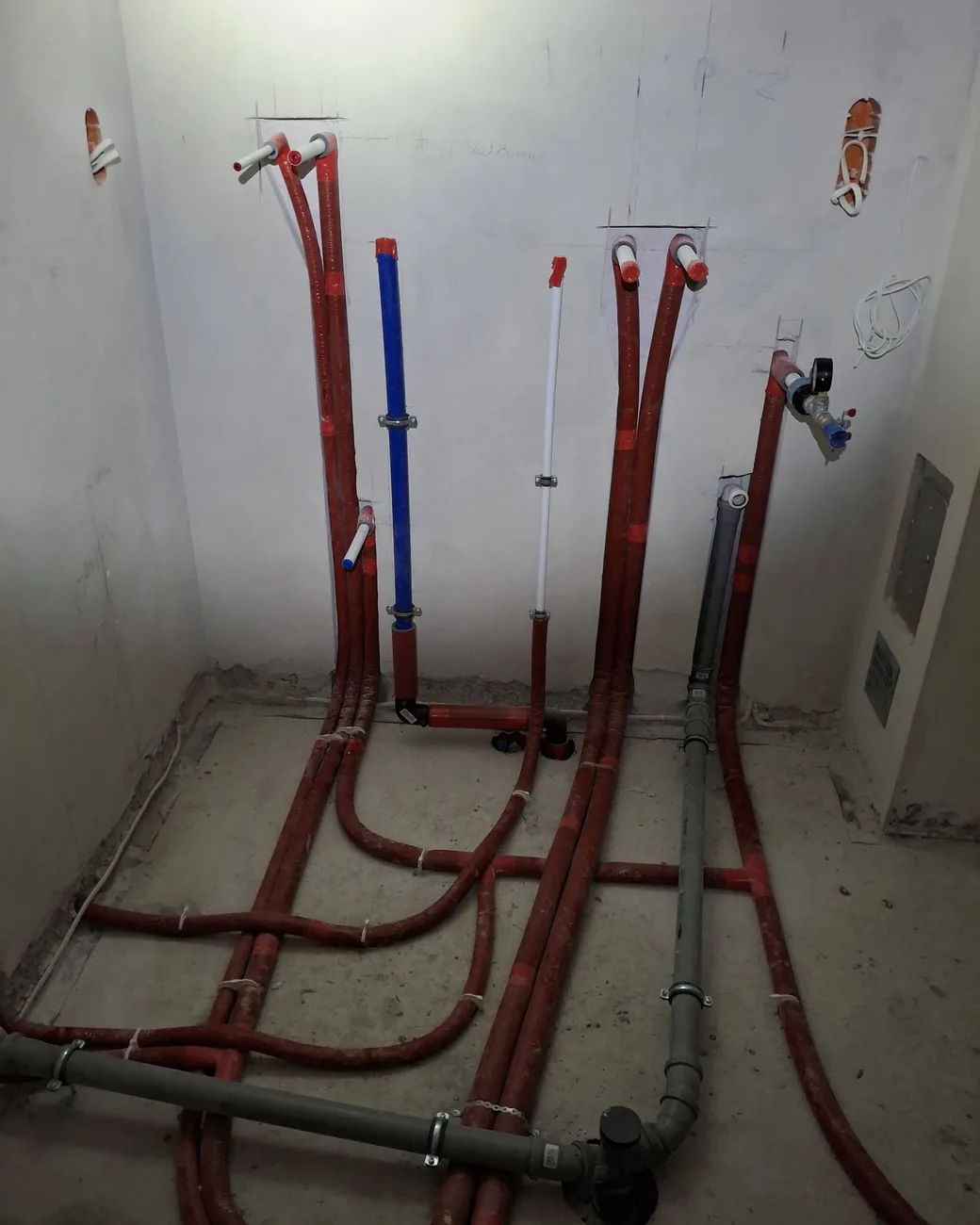 Symetryczne prowadzenie instalacji PEX w łazience