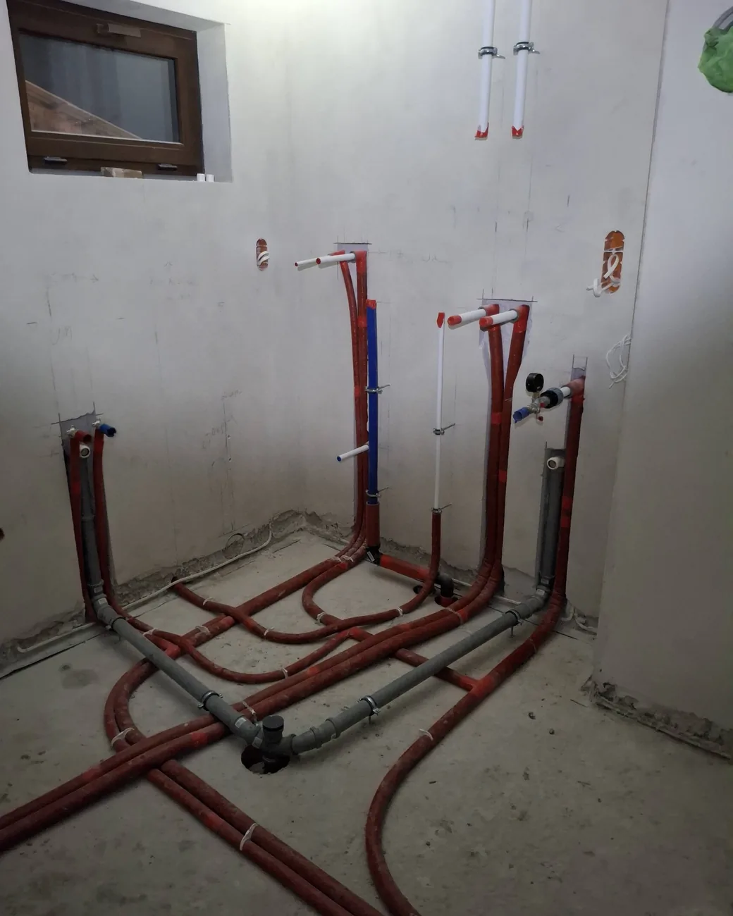 Prowadzenie instalacji PEX przy oknie